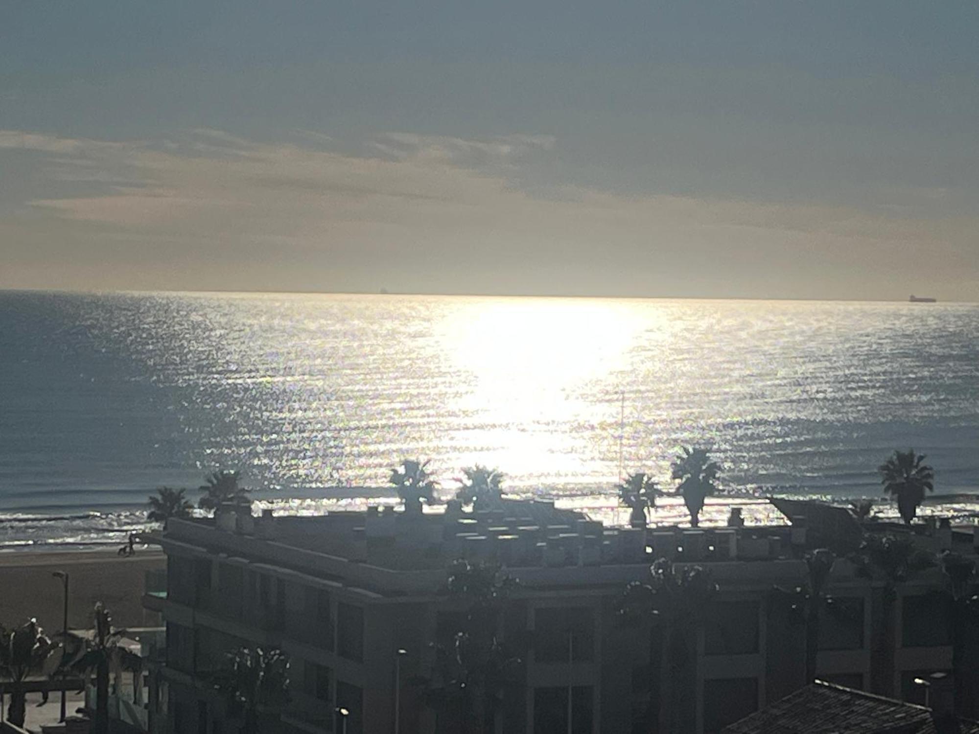 Stylish Well-Connected Beachfront Flat Valencia Exteriör bild